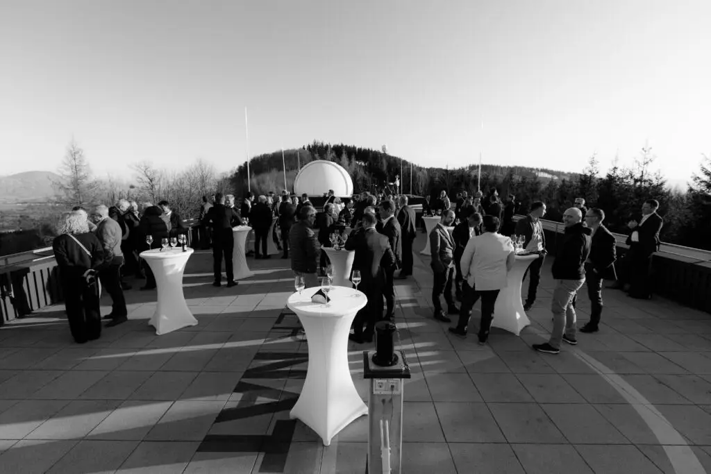 Das Bild zeigt die Möglichkeiten einen Aperitif auf der Dachterrasse der Eventlocation VEGA Sternwarte abzuhalten