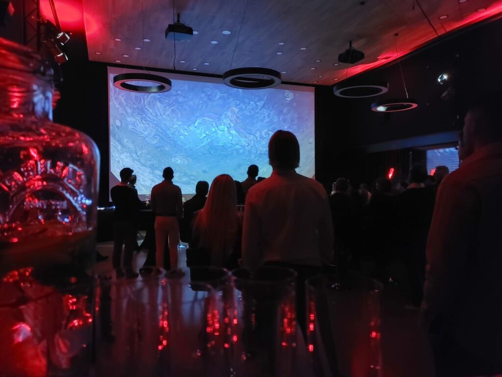 Das Bild zeigt eine Vortragssituation im Christian Doppler Saales der Eventlocation VEGA Sternwarte